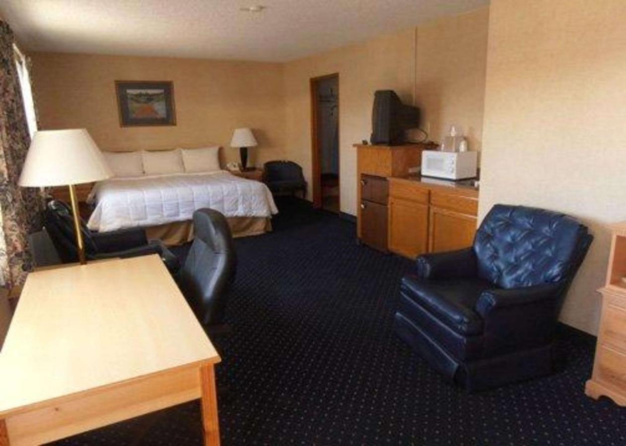 מדפורד Econo Lodge Inn & Suites Central מראה חיצוני תמונה