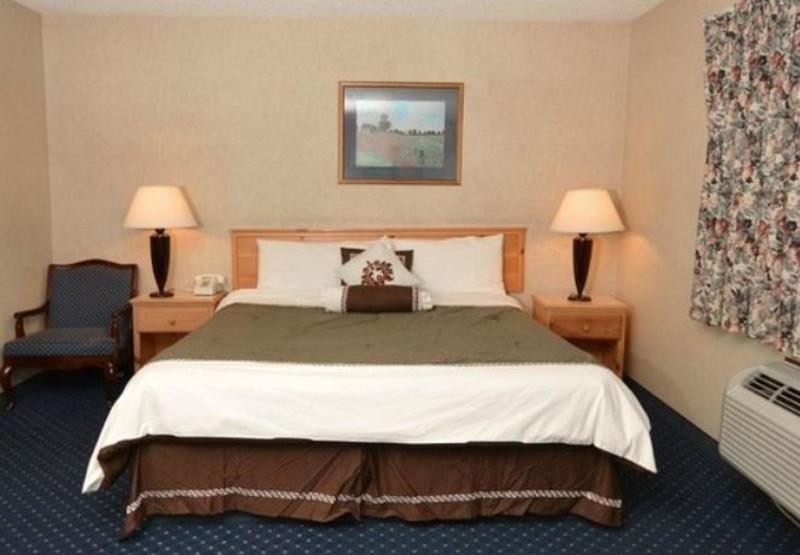 מדפורד Econo Lodge Inn & Suites Central מראה חיצוני תמונה