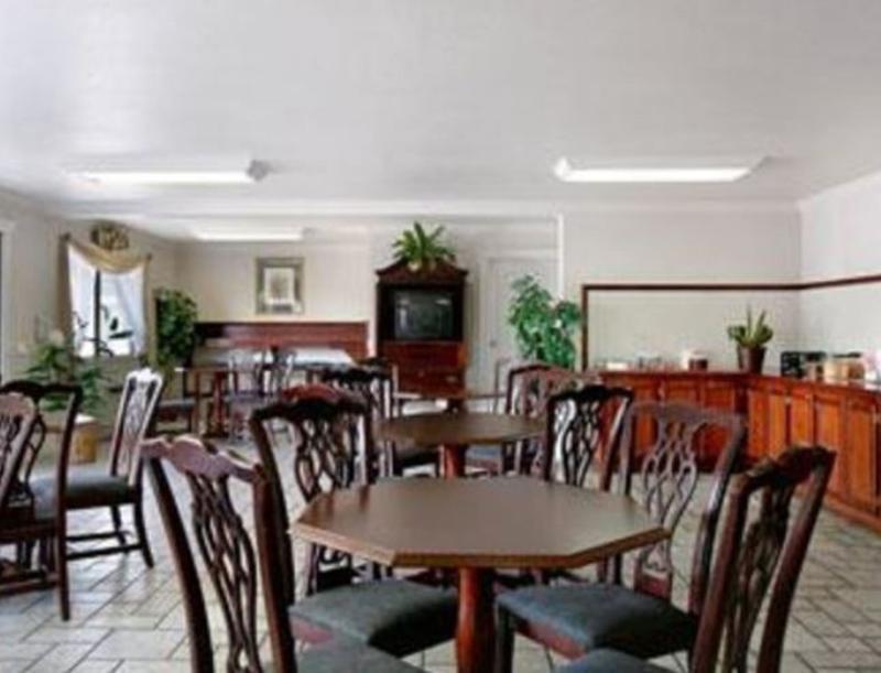 מדפורד Econo Lodge Inn & Suites Central מסעדה תמונה